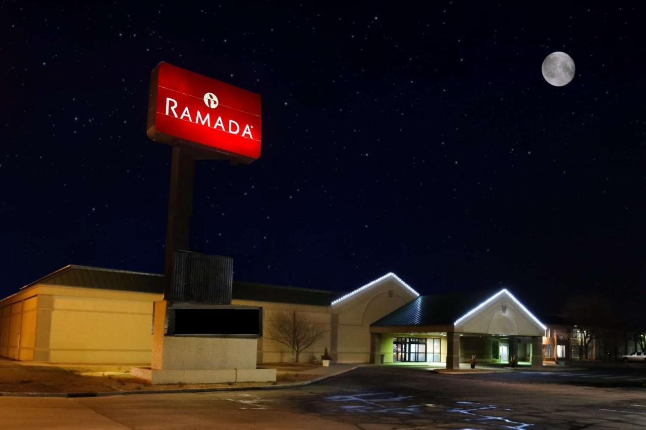 Ramada By Wyndham Mitchell Hotel & Conference Center Exteriér fotografie